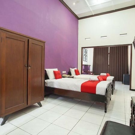 RedDoorz @ Urip Sumoharjo Hotel Surabaya Buitenkant foto