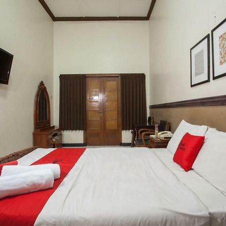 RedDoorz @ Urip Sumoharjo Hotel Surabaya Buitenkant foto