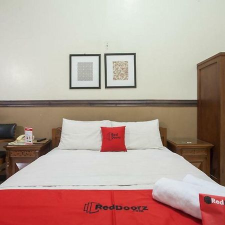 RedDoorz @ Urip Sumoharjo Hotel Surabaya Buitenkant foto