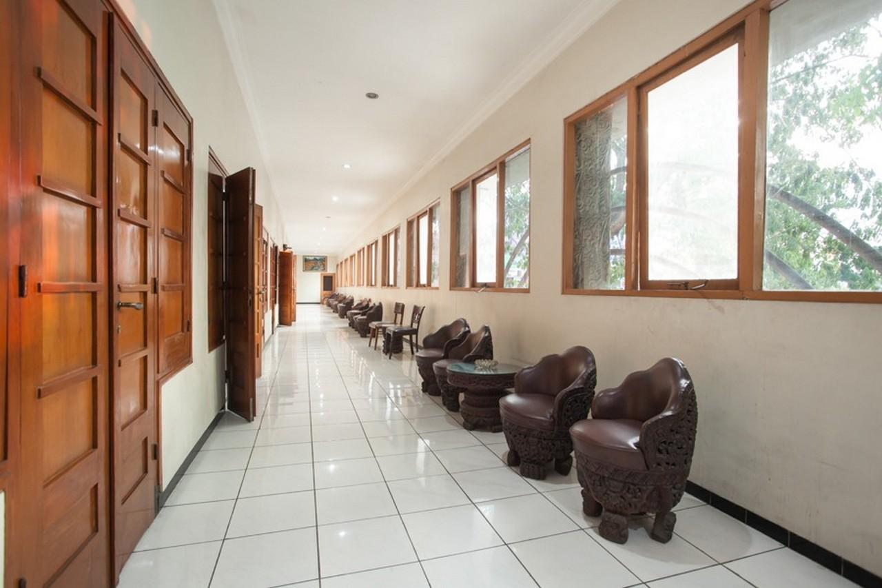 RedDoorz @ Urip Sumoharjo Hotel Surabaya Buitenkant foto