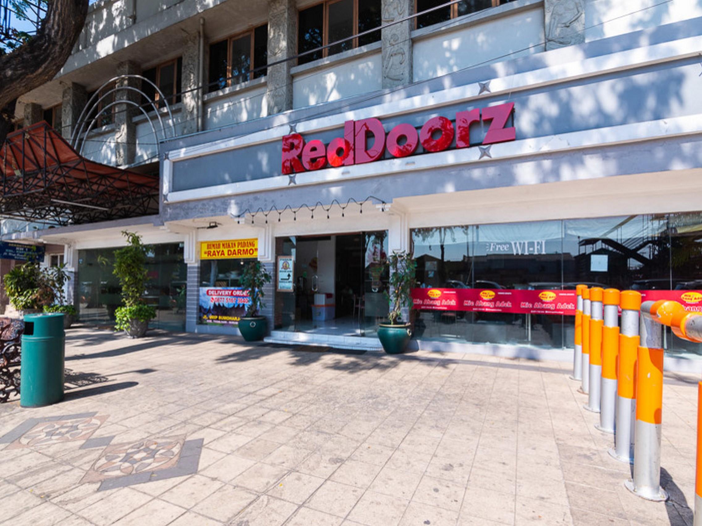 RedDoorz @ Urip Sumoharjo Hotel Surabaya Buitenkant foto