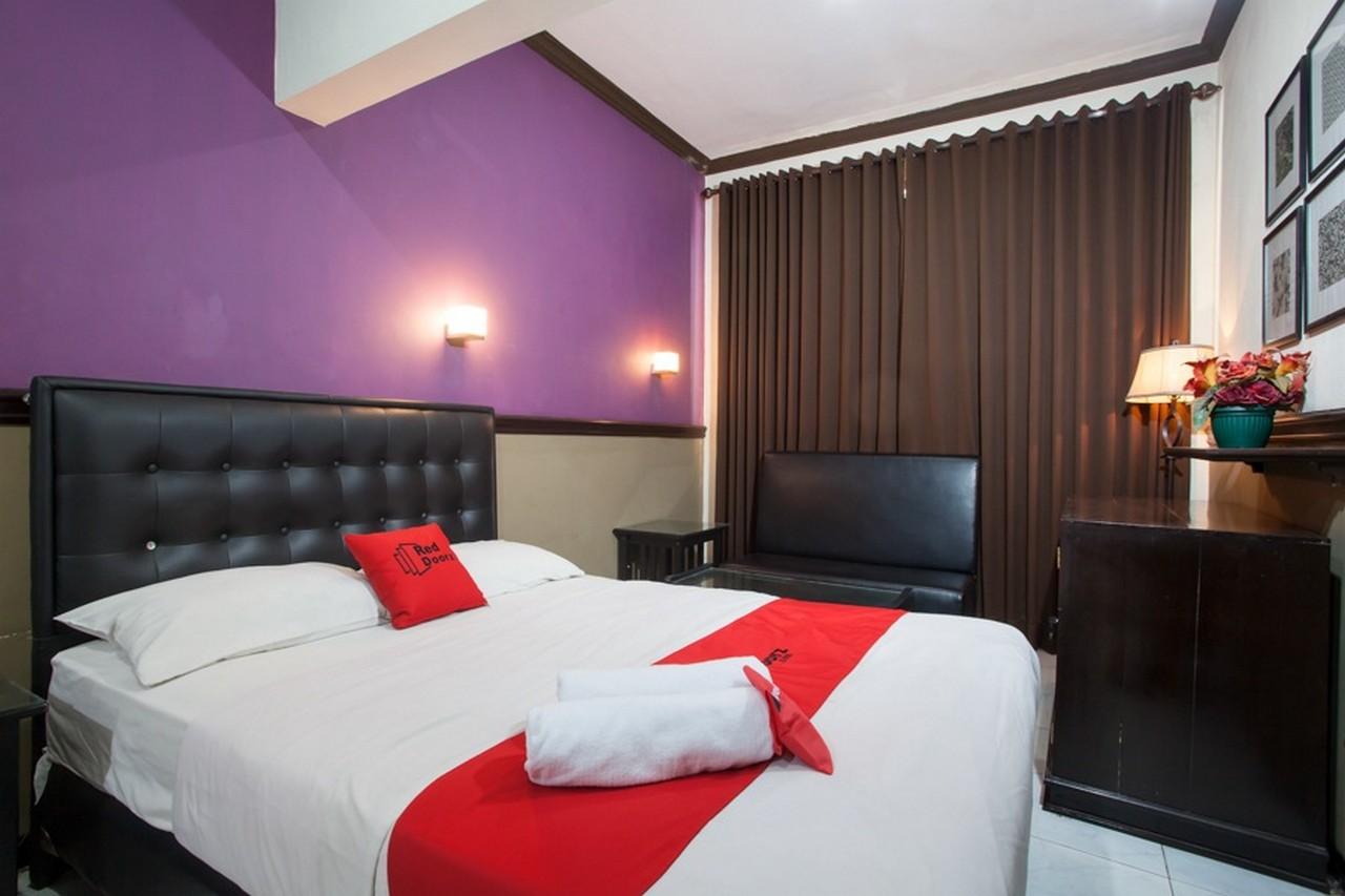 RedDoorz @ Urip Sumoharjo Hotel Surabaya Buitenkant foto