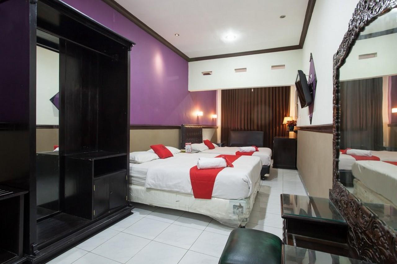 RedDoorz @ Urip Sumoharjo Hotel Surabaya Buitenkant foto