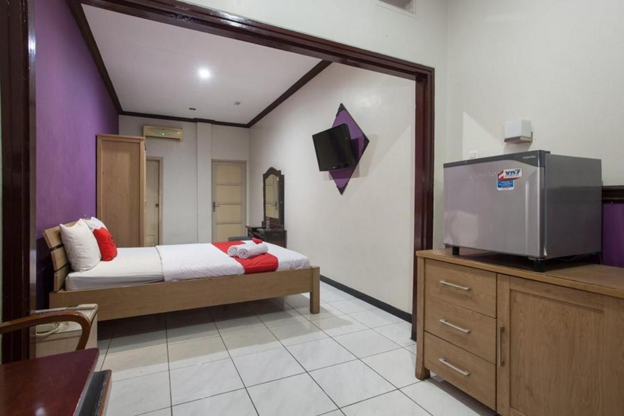 RedDoorz @ Urip Sumoharjo Hotel Surabaya Buitenkant foto