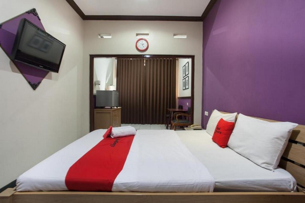 RedDoorz @ Urip Sumoharjo Hotel Surabaya Buitenkant foto