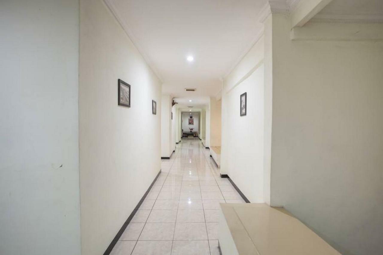 RedDoorz @ Urip Sumoharjo Hotel Surabaya Buitenkant foto