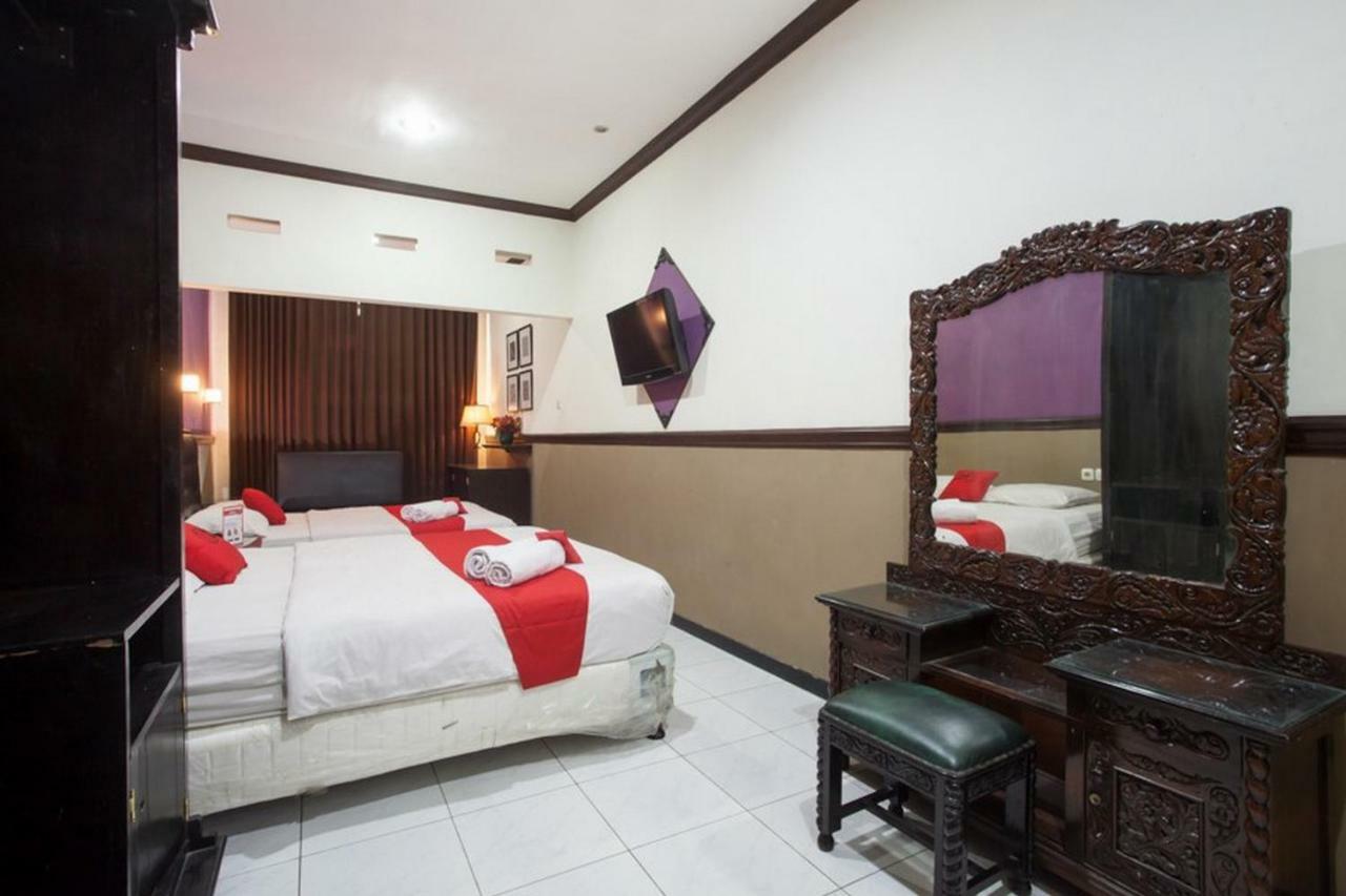 RedDoorz @ Urip Sumoharjo Hotel Surabaya Buitenkant foto