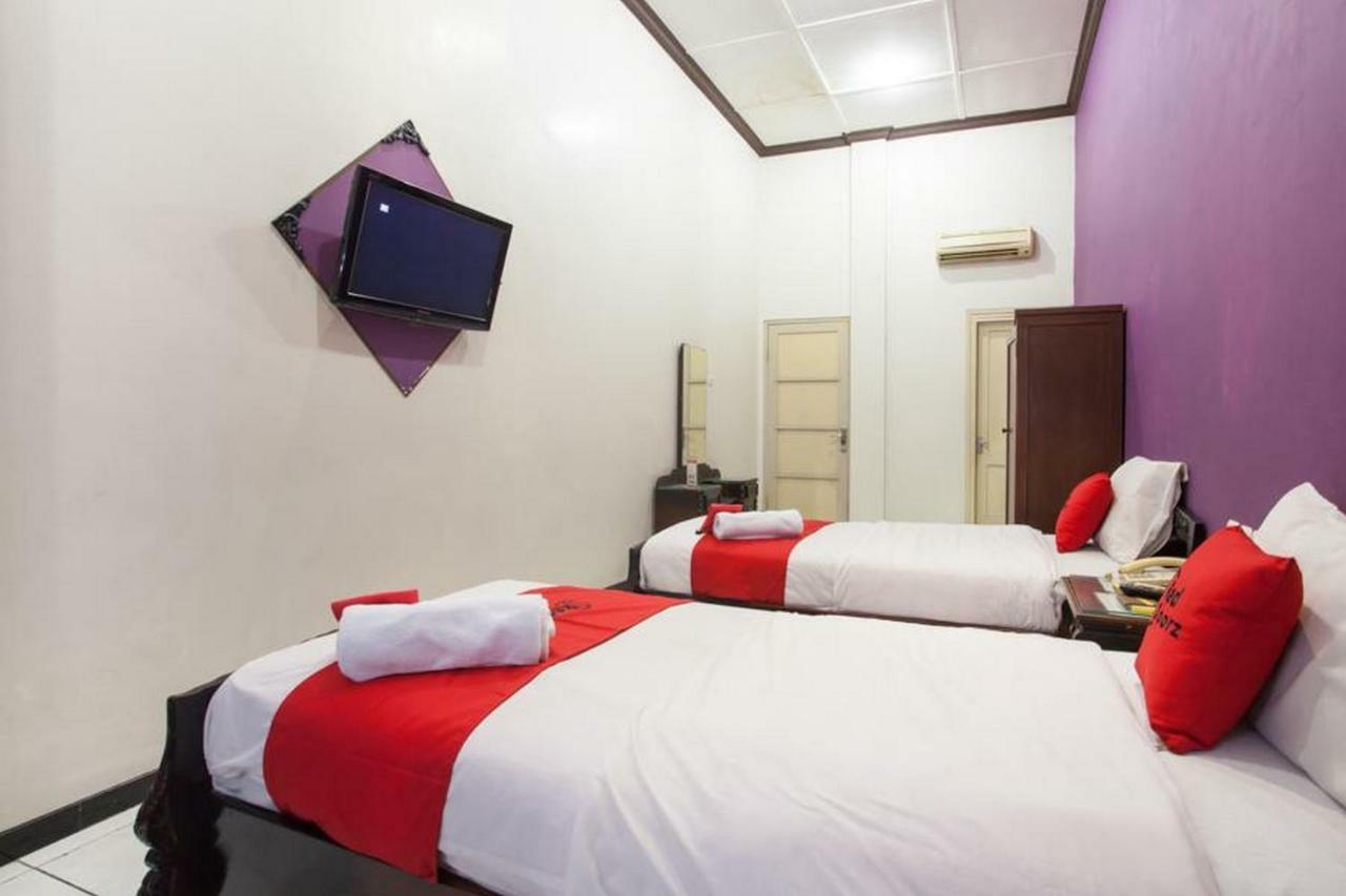 RedDoorz @ Urip Sumoharjo Hotel Surabaya Buitenkant foto