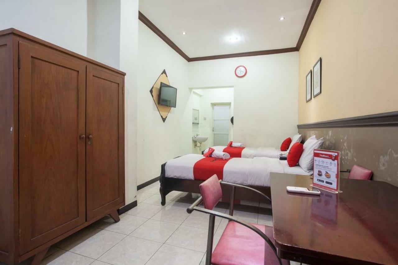 RedDoorz @ Urip Sumoharjo Hotel Surabaya Buitenkant foto