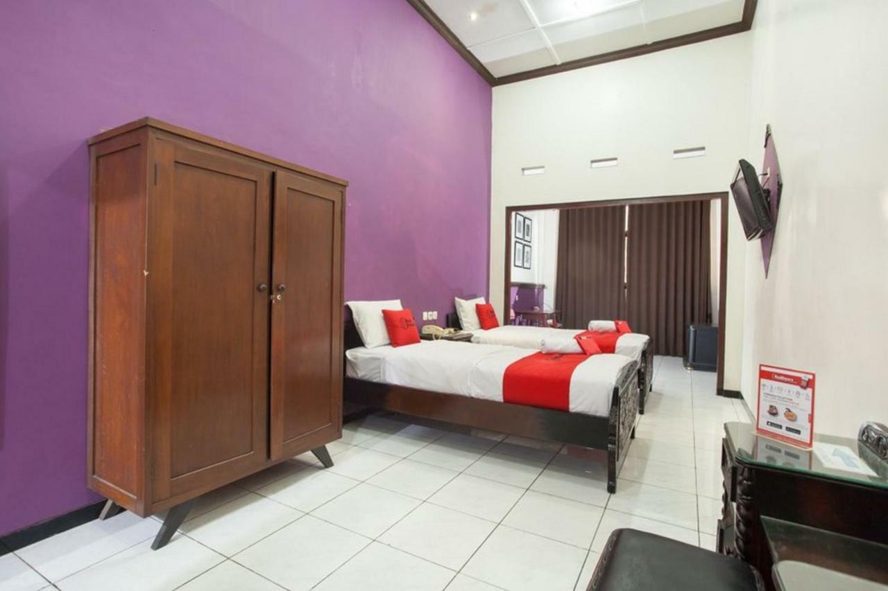 RedDoorz @ Urip Sumoharjo Hotel Surabaya Buitenkant foto