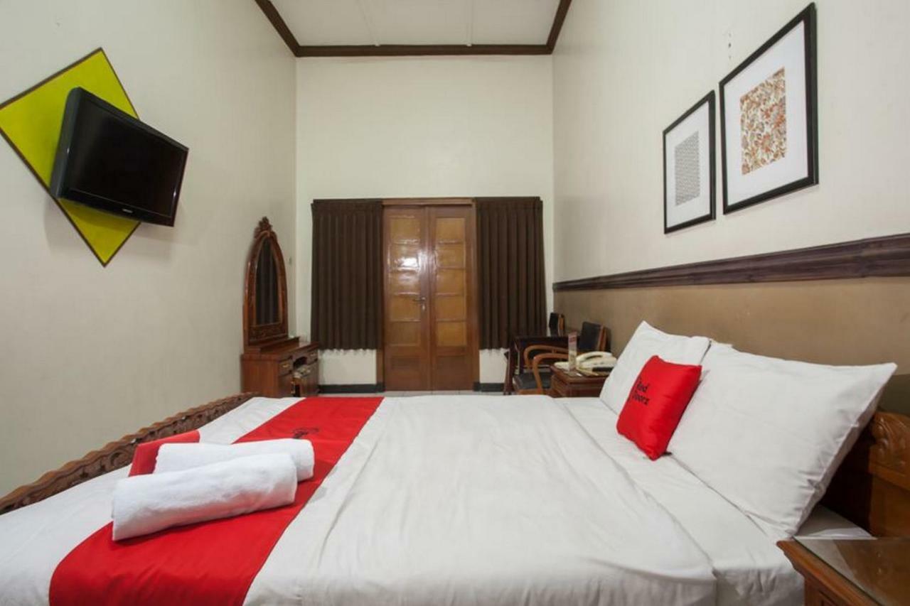 RedDoorz @ Urip Sumoharjo Hotel Surabaya Buitenkant foto