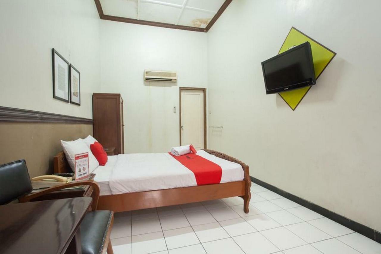 RedDoorz @ Urip Sumoharjo Hotel Surabaya Buitenkant foto