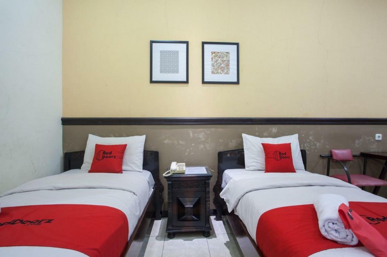 RedDoorz @ Urip Sumoharjo Hotel Surabaya Buitenkant foto