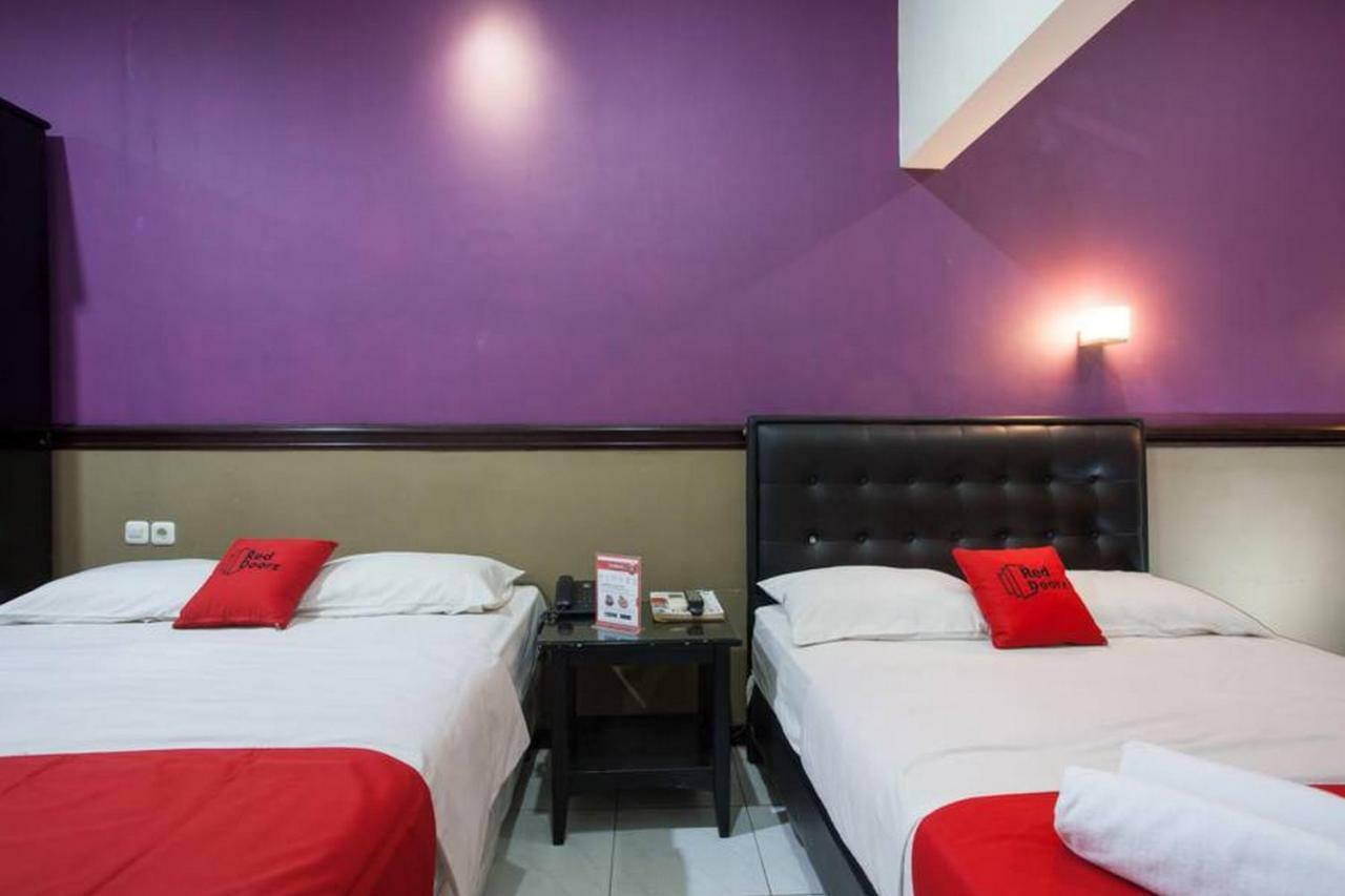 RedDoorz @ Urip Sumoharjo Hotel Surabaya Buitenkant foto