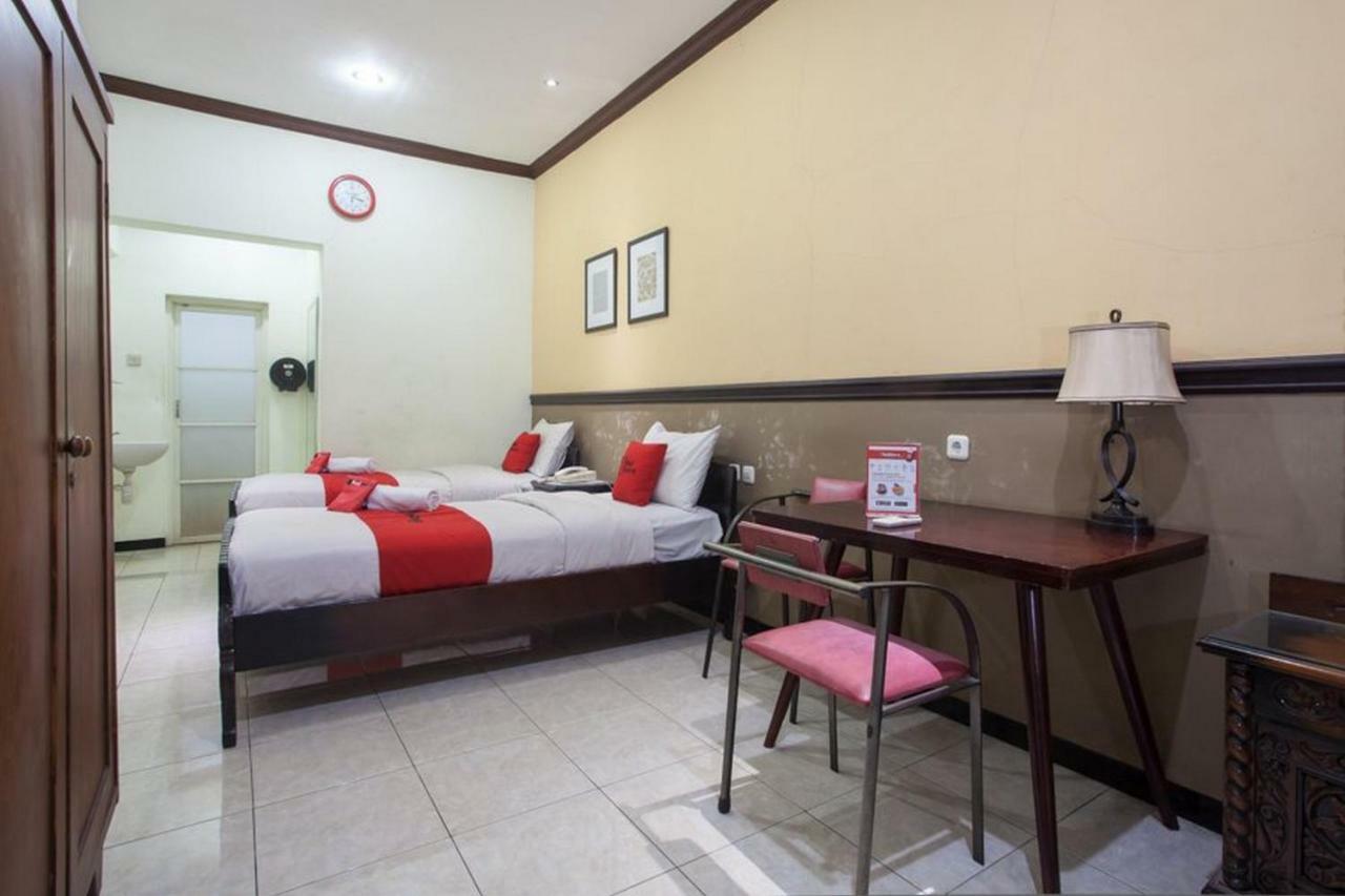 RedDoorz @ Urip Sumoharjo Hotel Surabaya Buitenkant foto