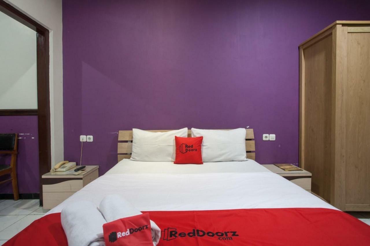 RedDoorz @ Urip Sumoharjo Hotel Surabaya Buitenkant foto