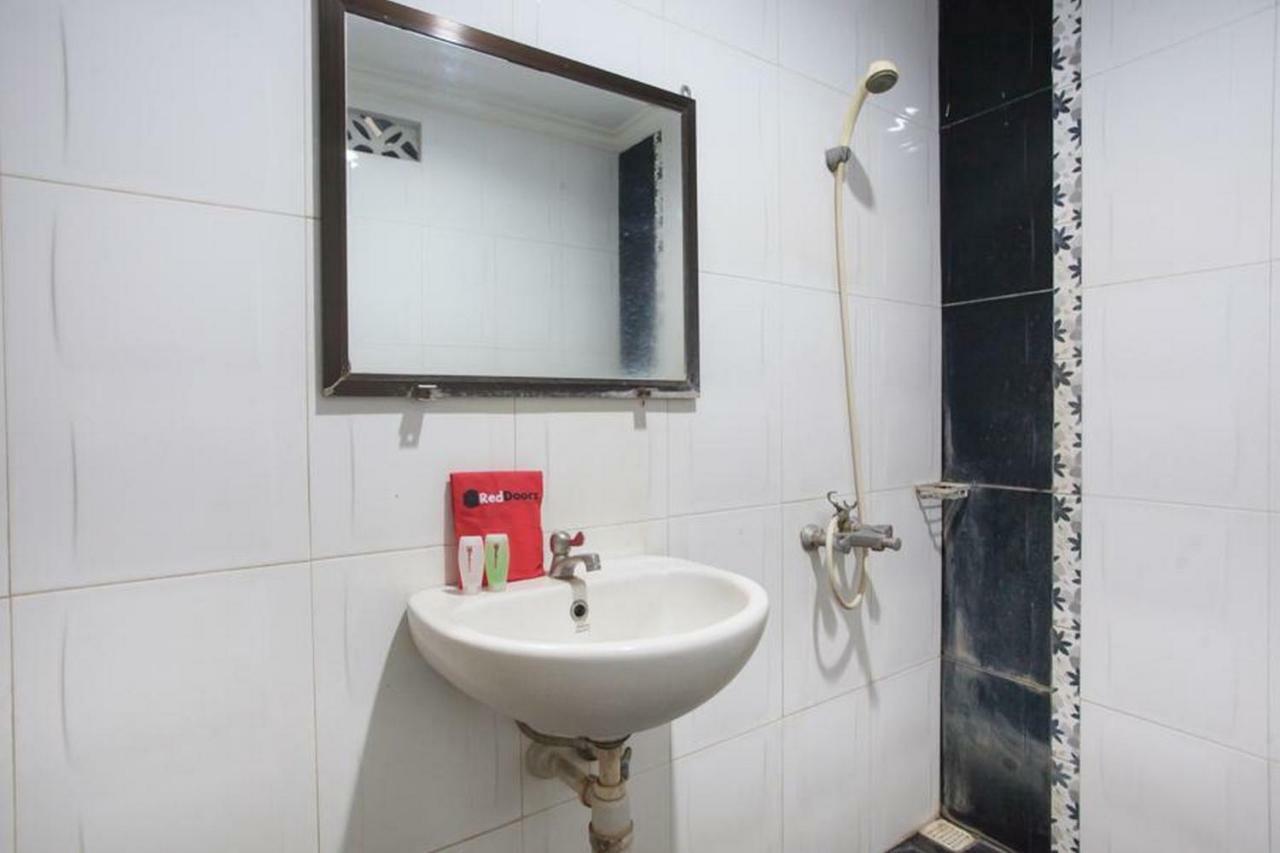 RedDoorz @ Urip Sumoharjo Hotel Surabaya Buitenkant foto