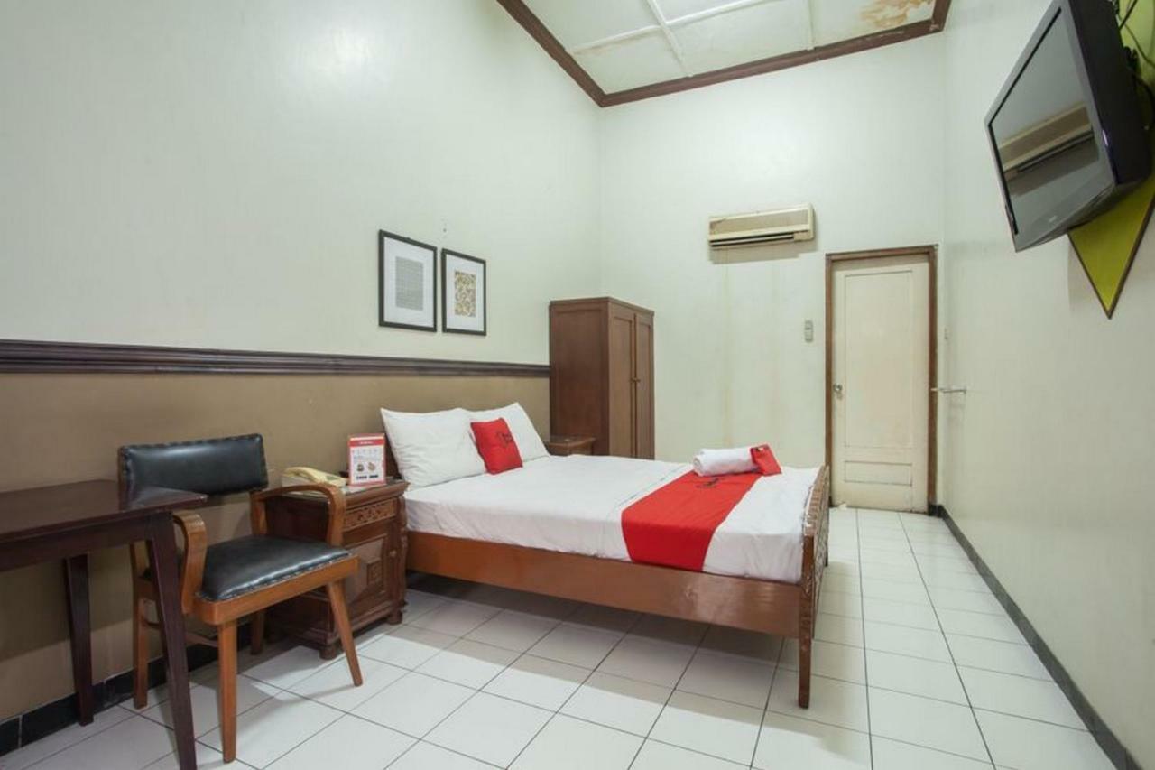 RedDoorz @ Urip Sumoharjo Hotel Surabaya Buitenkant foto