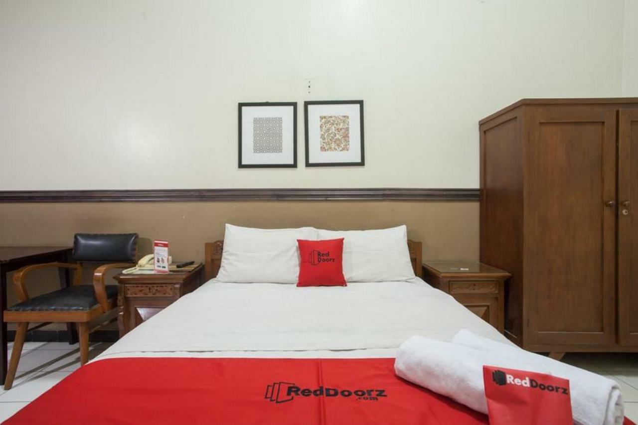 RedDoorz @ Urip Sumoharjo Hotel Surabaya Buitenkant foto