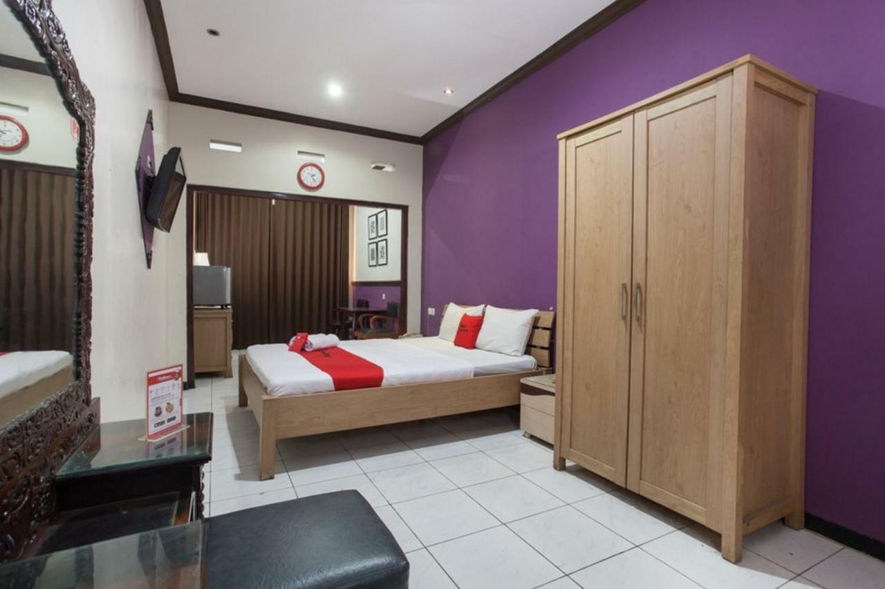 RedDoorz @ Urip Sumoharjo Hotel Surabaya Buitenkant foto